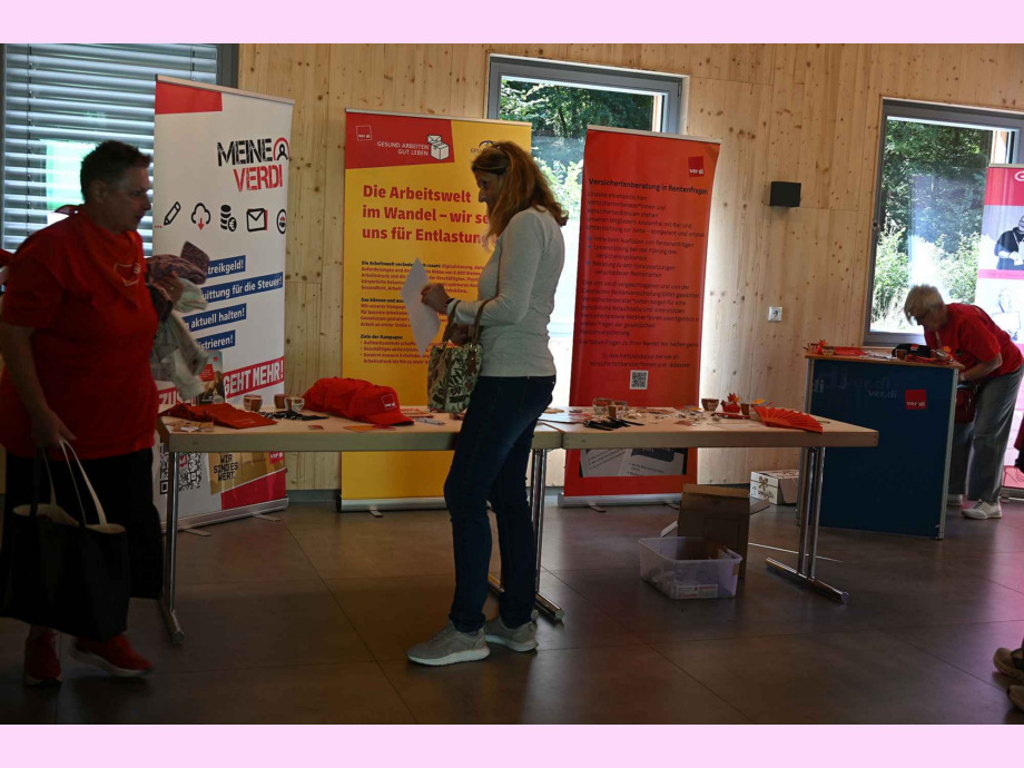 Infostände in der Hütte