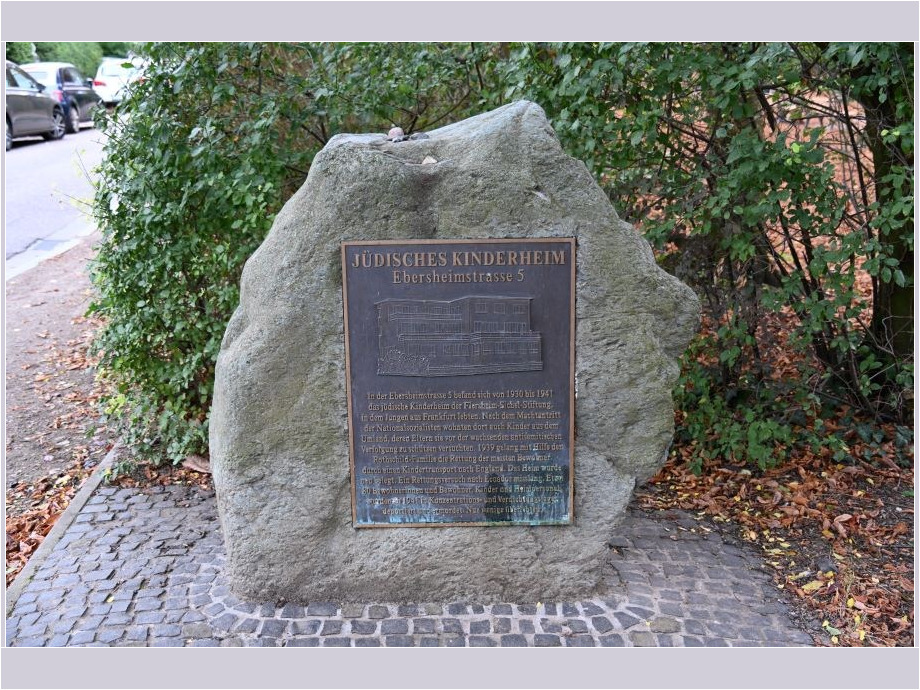 Gedenkplatte auf einem Stein für das jüdische Kinderheim