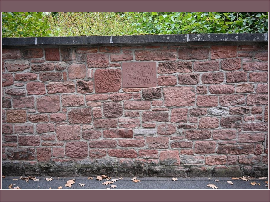 Gedenkplatte in der Friedhofsmauer