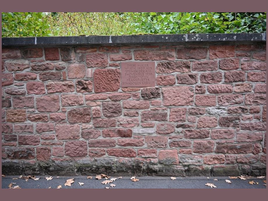 Gedenkplatte in der Friedhofsmauer