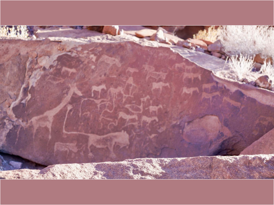 Felsgravuren (Petroglyphen) auf rotem Sandstein in Twyfelfontein/ Namibia