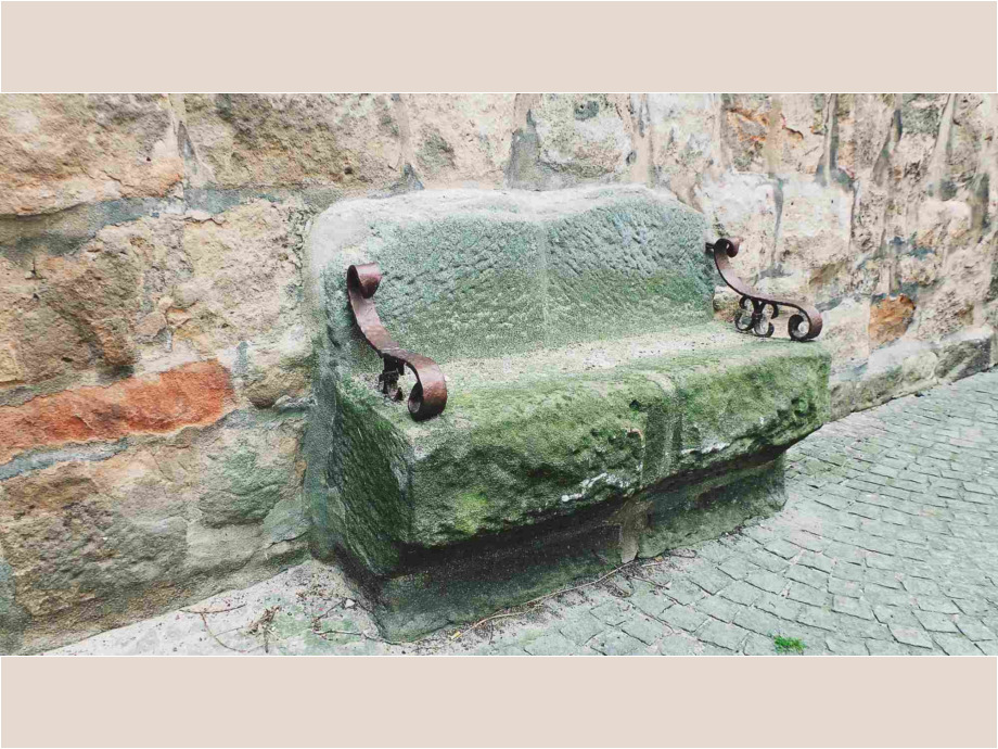 Bank an der Mauer